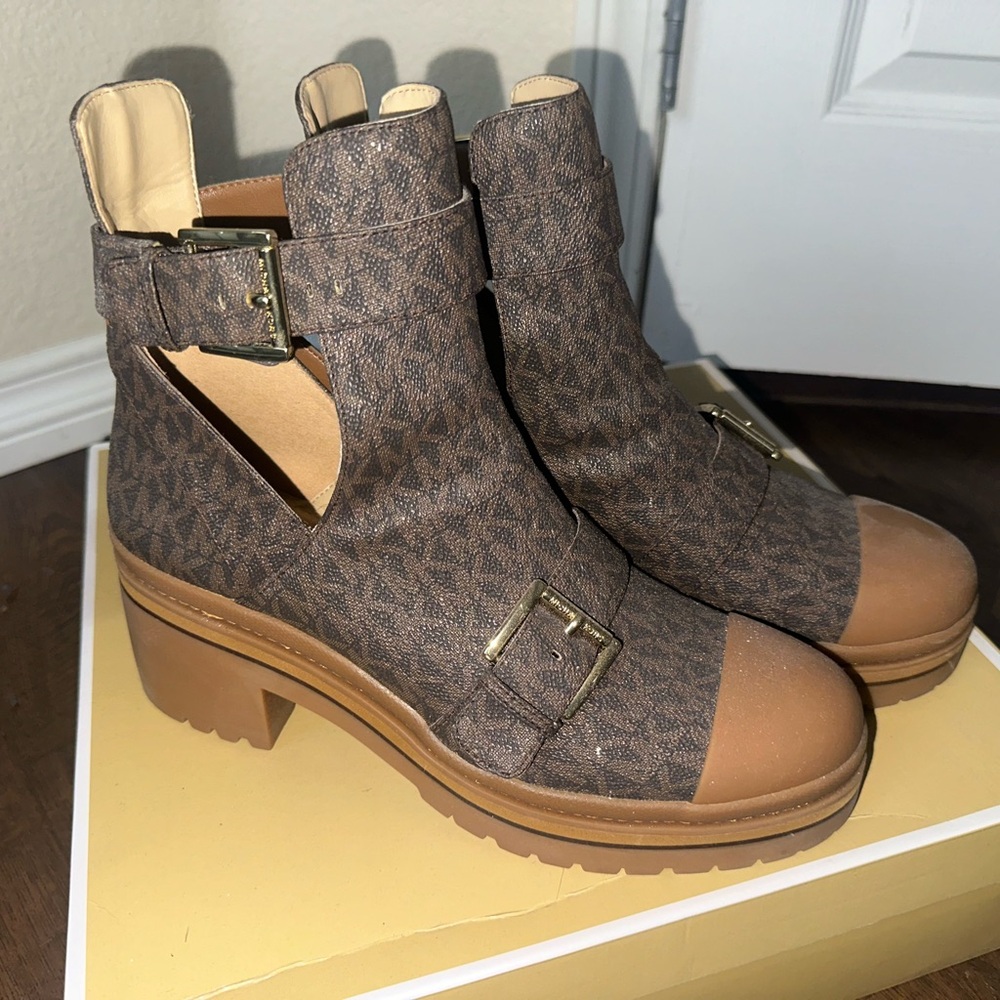 MICHAEL MICHAEL KORS
Corey Logo Cutout Ankle Boot